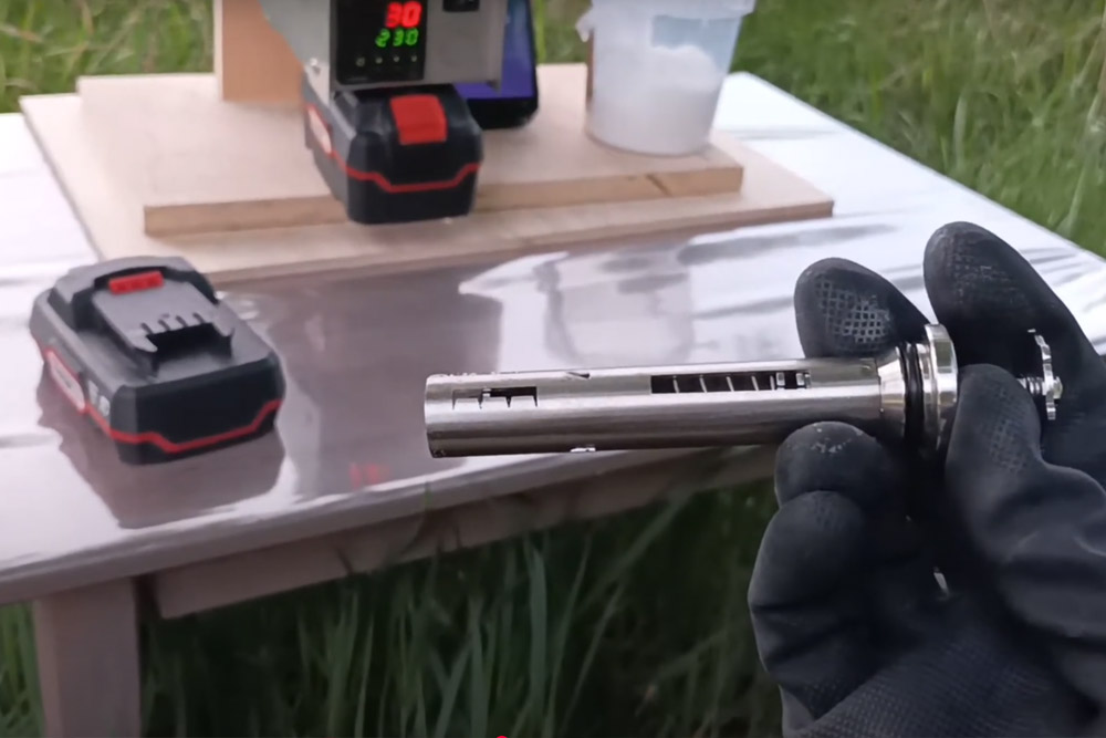 Praktické informace pro včelaře k tématu Návod k použití odpařovače kyseliny šťavelové InstantVap 18V Odpařovač léčiva připravený k ošetření včelstva